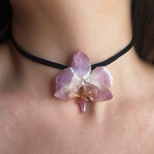 COLLANA CHOKER IN VELLUTO NERO CON FIORE DI ORCHIDEA VIOLA VERA