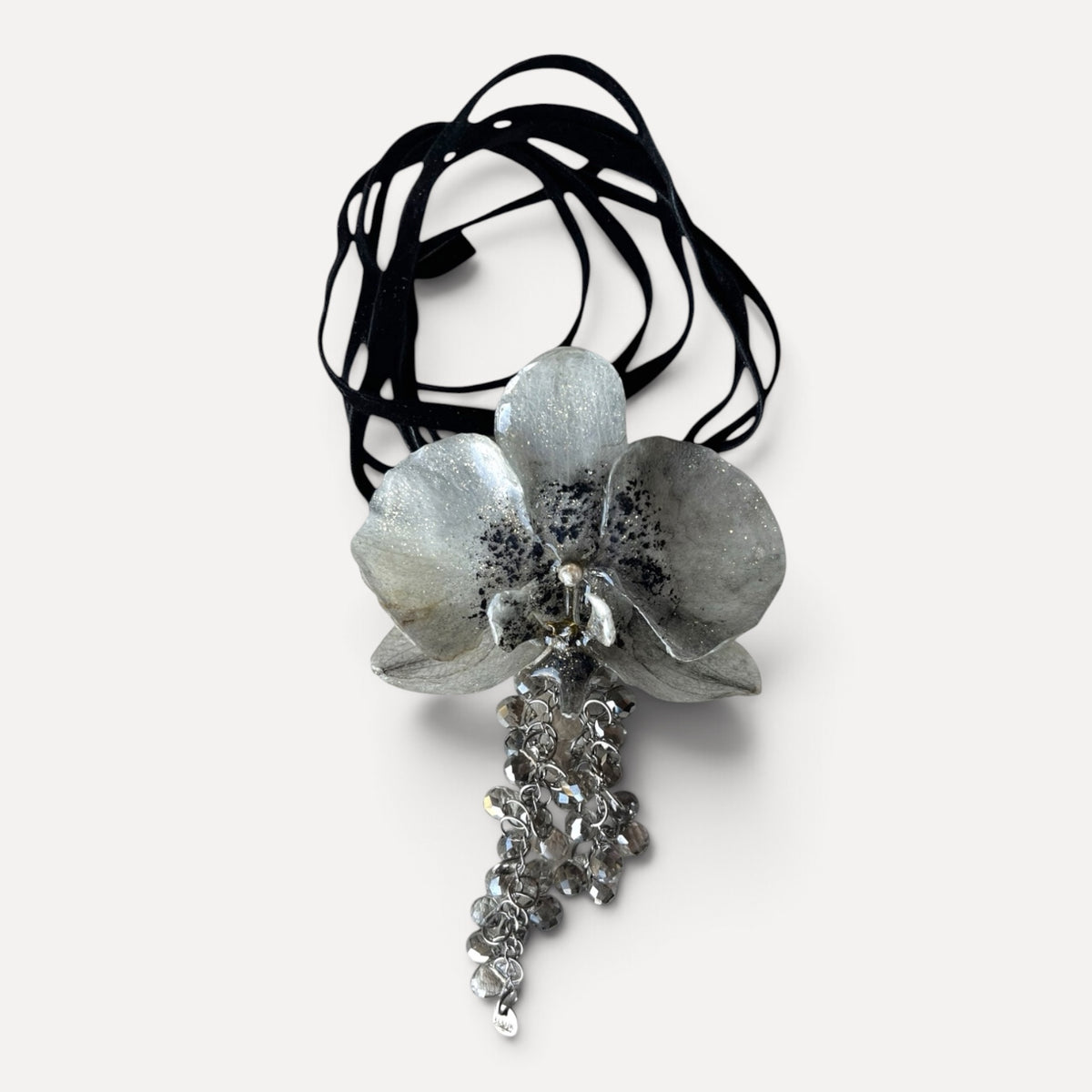 COLLARINO IN VELLUTO NERO CON FIORE DI ORCHIDEA BIANCA VERA