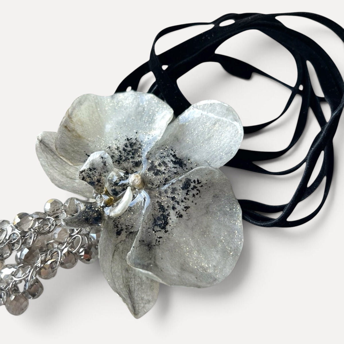 COLLARINO IN VELLUTO NERO CON FIORE DI ORCHIDEA BIANCA VERA