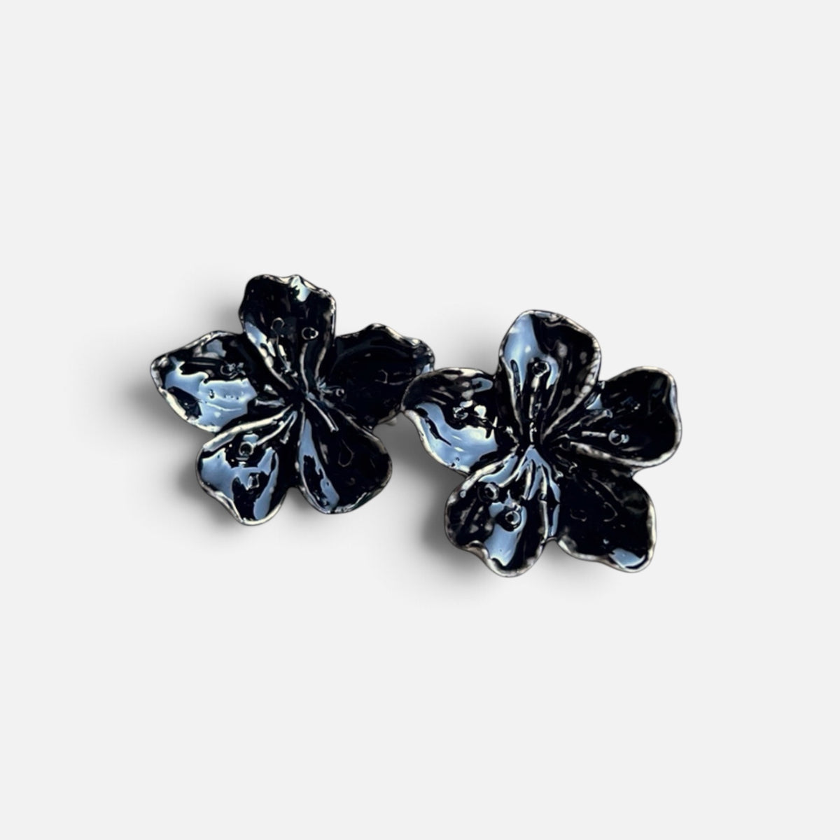 ORECCHINI A BOTTONCINO MINI CON FIORI DI CILIEGIO NERI IN RESINA PREMIUM