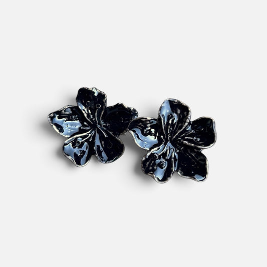 ORECCHINI A BOTTONCINO MINI CON FIORI DI CILIEGIO NERI IN RESINA PREMIUM
