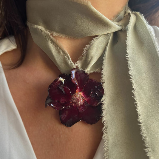 COLLANA IN CHIFFON VERDE SALVIA CON VERO FIORE DI ROSA