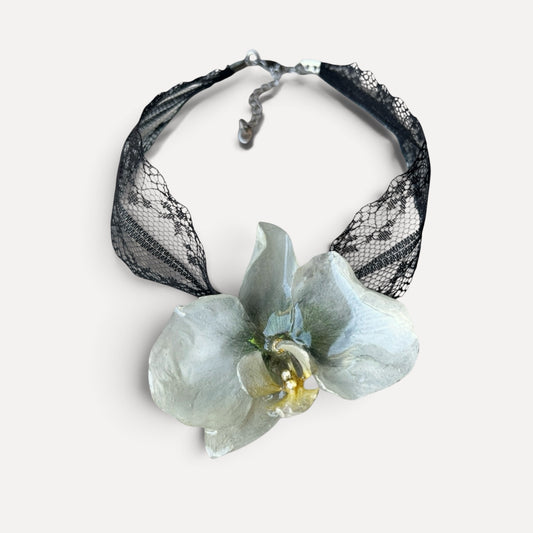 COLLANA CHOKER IN PIZZO NERO CON FIORE DI ORCHIDEA VERA