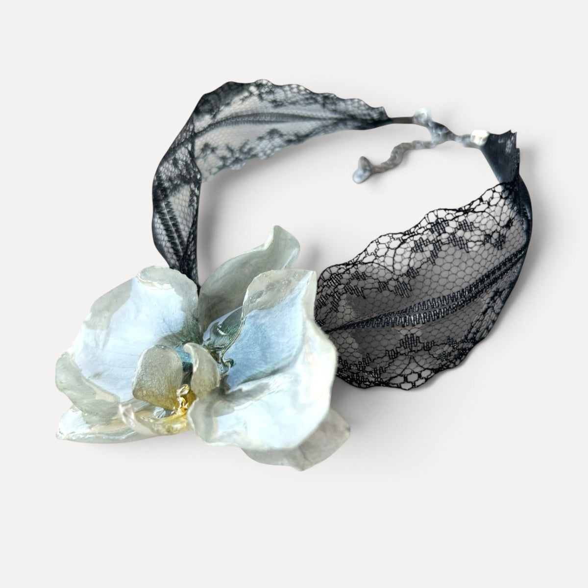 COLLANA CHOKER IN PIZZO NERO CON FIORE DI ORCHIDEA VERA
