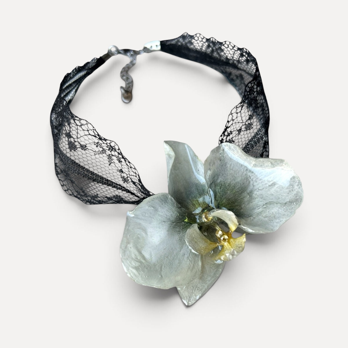 COLLANA CHOKER IN PIZZO NERO CON FIORE DI ORCHIDEA VERA