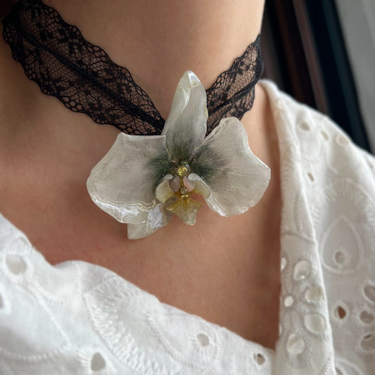 COLLANA CHOKER IN PIZZO NERO CON FIORE DI ORCHIDEA VERA