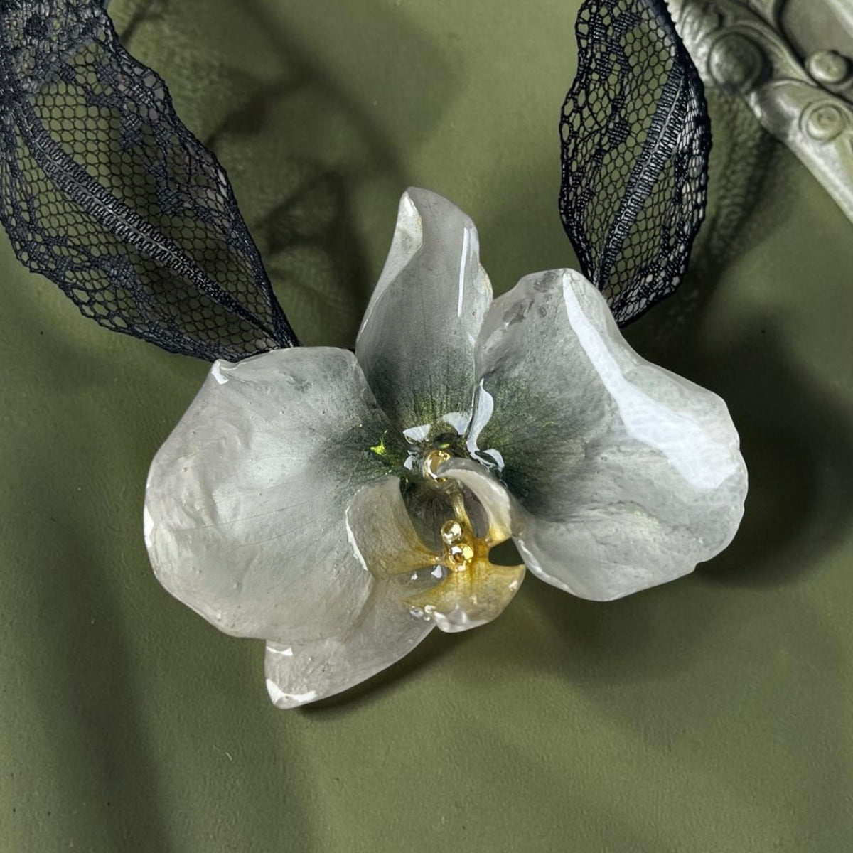 COLLANA CHOKER IN PIZZO NERO CON FIORE DI ORCHIDEA VERA