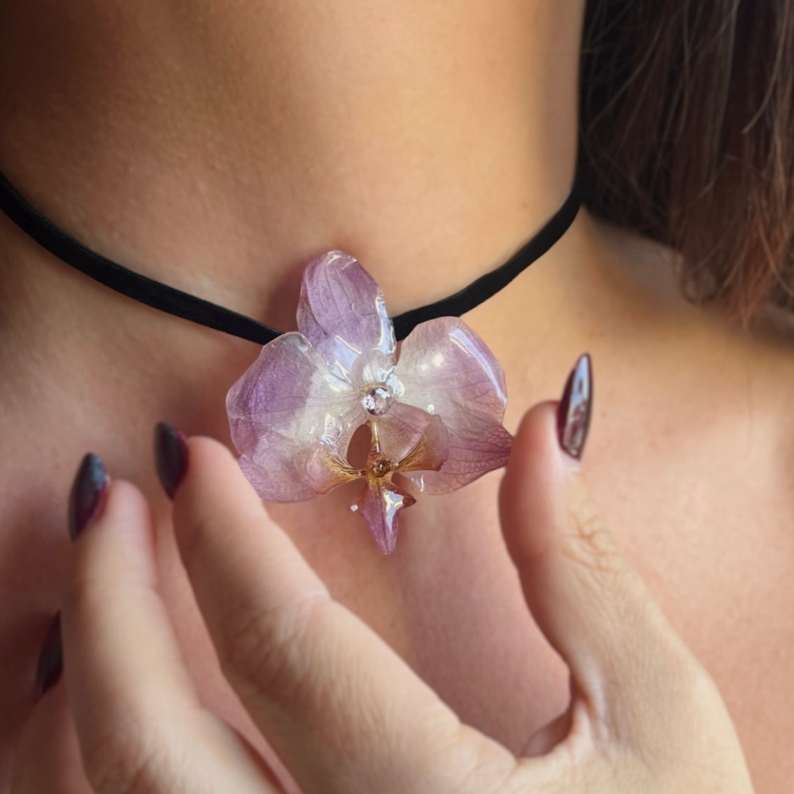 COLLANA CHOKER IN VELLUTO NERO CON FIORE DI ORCHIDEA VIOLA VERA