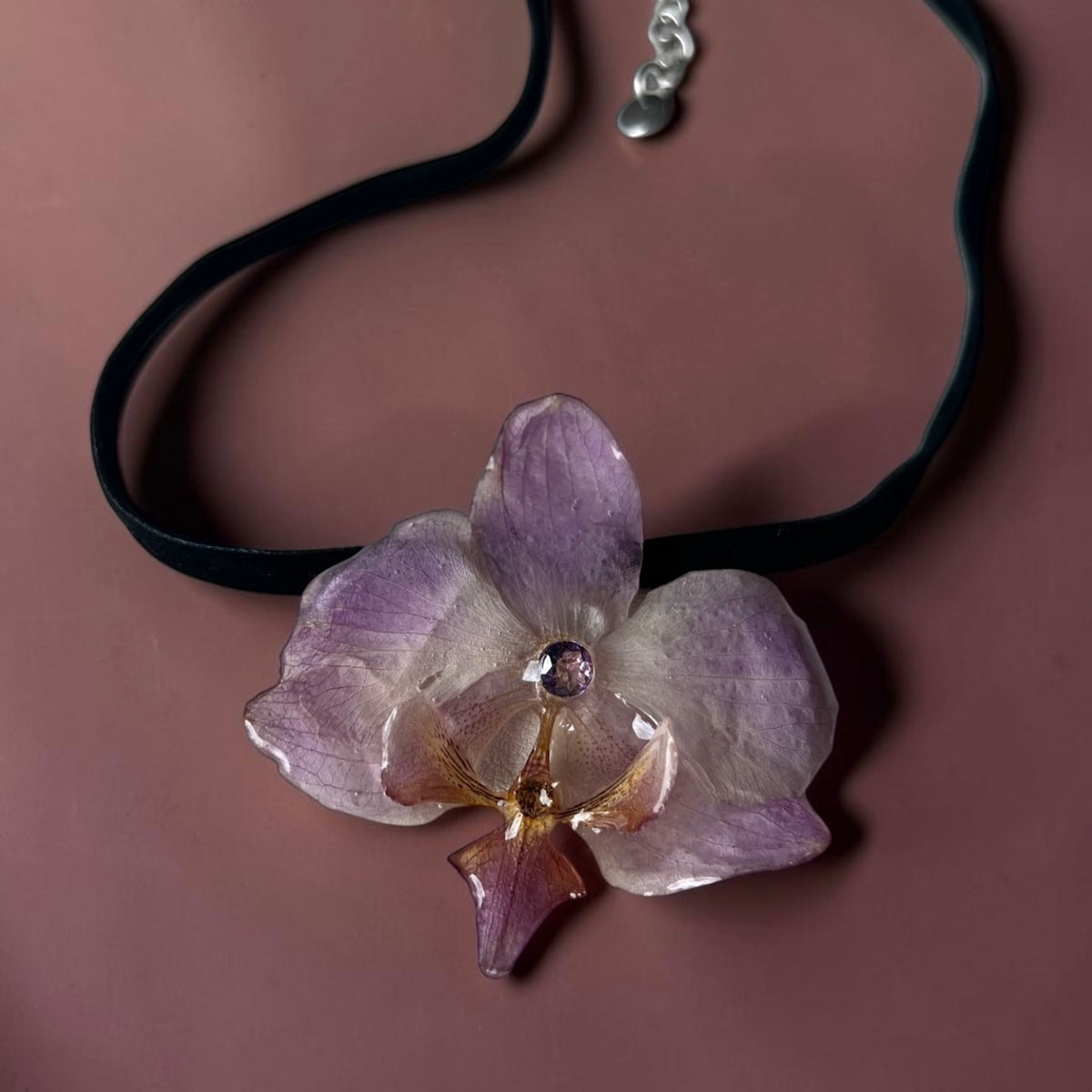 COLLANA CHOKER IN VELLUTO NERO CON FIORE DI ORCHIDEA VIOLA VERA