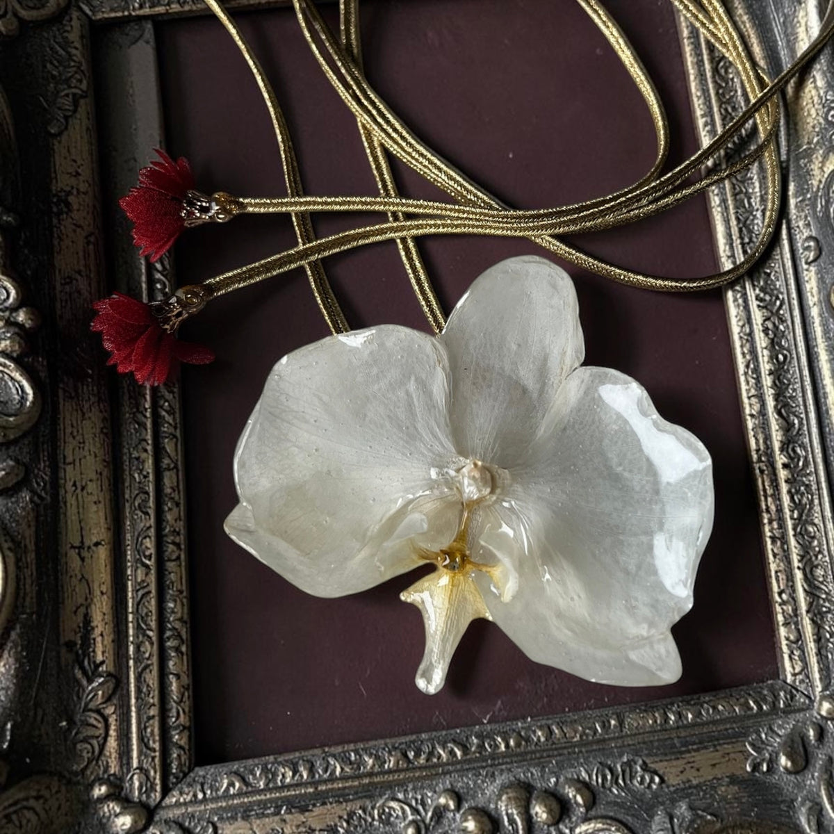 COLLARINO IN TESSUTO DORATO CON FIORE DI ORCHIDEA BIANCA VERA