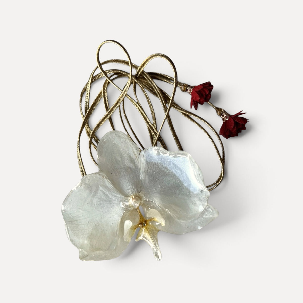 COLLARINO IN TESSUTO DORATO CON FIORE DI ORCHIDEA BIANCA VERA