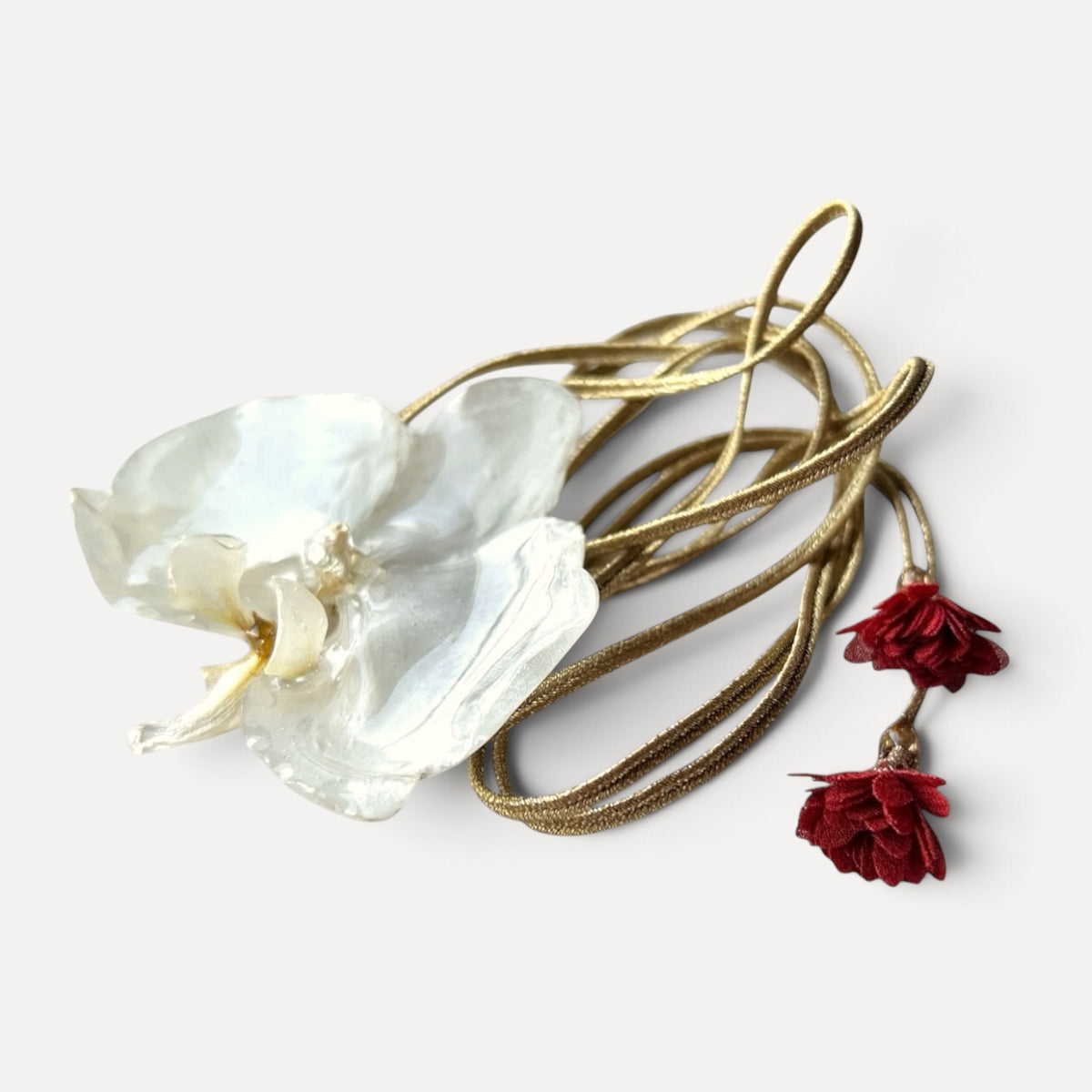 COLLARINO IN TESSUTO DORATO CON FIORE DI ORCHIDEA BIANCA VERA