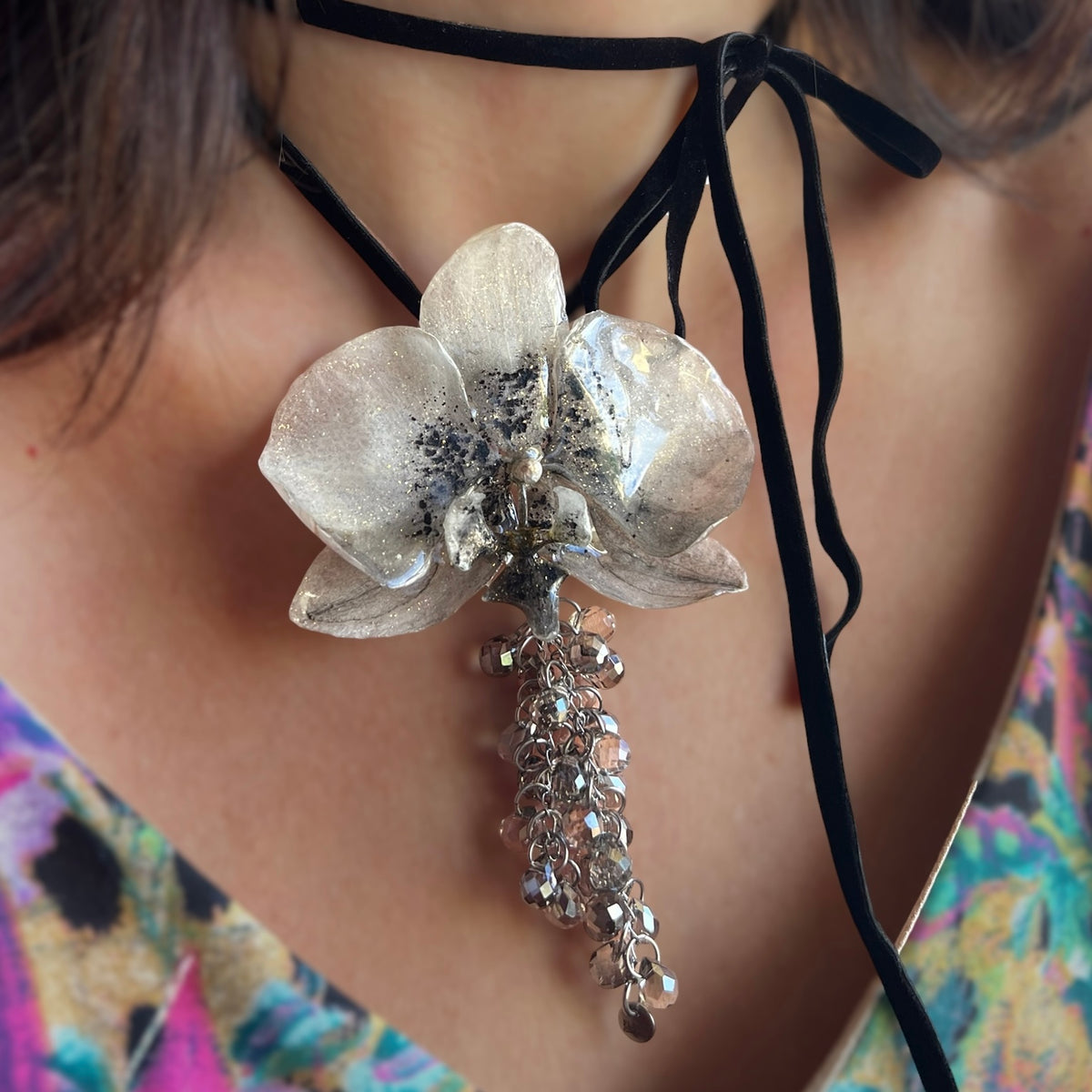 COLLARINO IN VELLUTO NERO CON FIORE DI ORCHIDEA BIANCA VERA