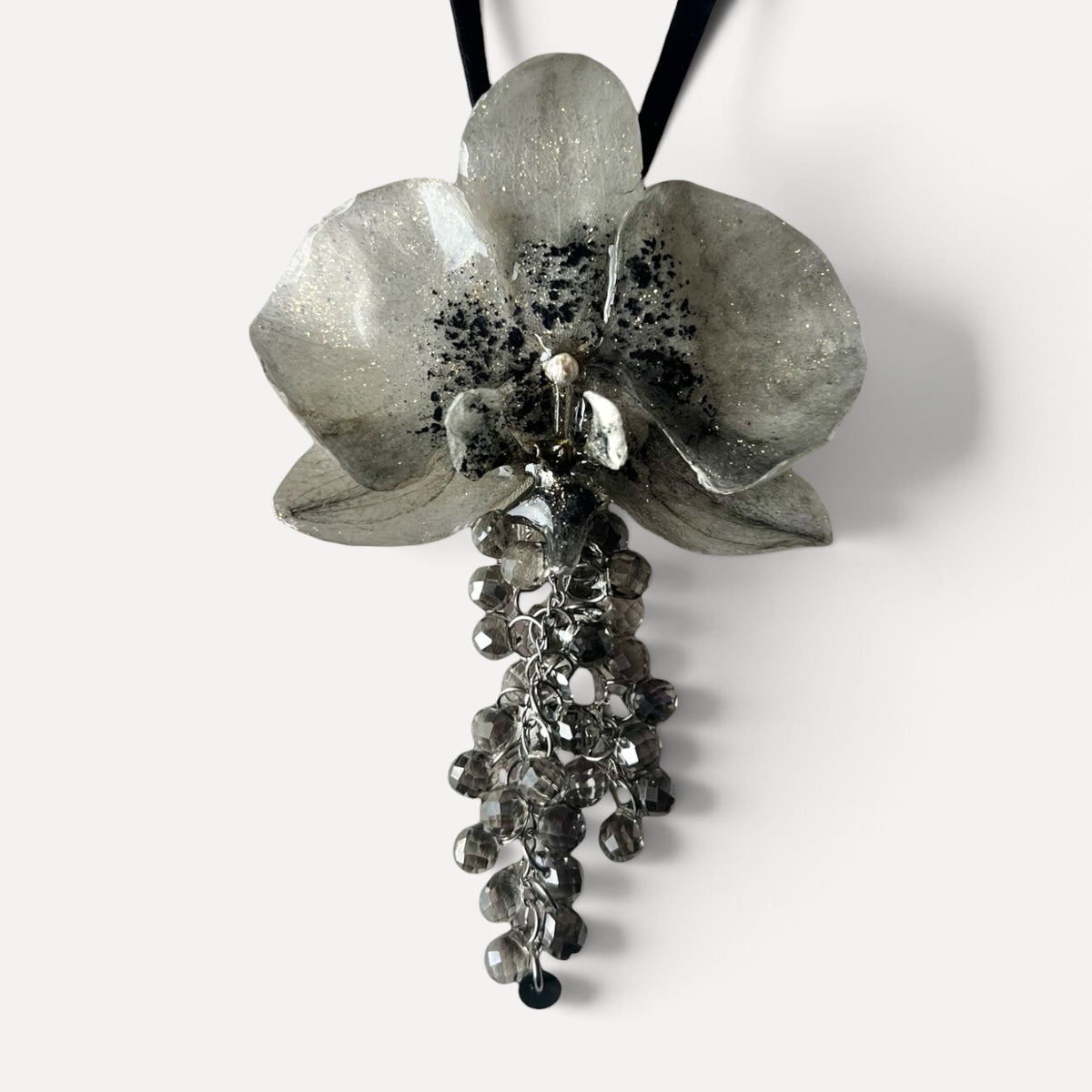COLLARINO IN VELLUTO NERO CON FIORE DI ORCHIDEA BIANCA VERA