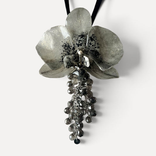 COLLARINO IN VELLUTO NERO CON FIORE DI ORCHIDEA BIANCA VERA