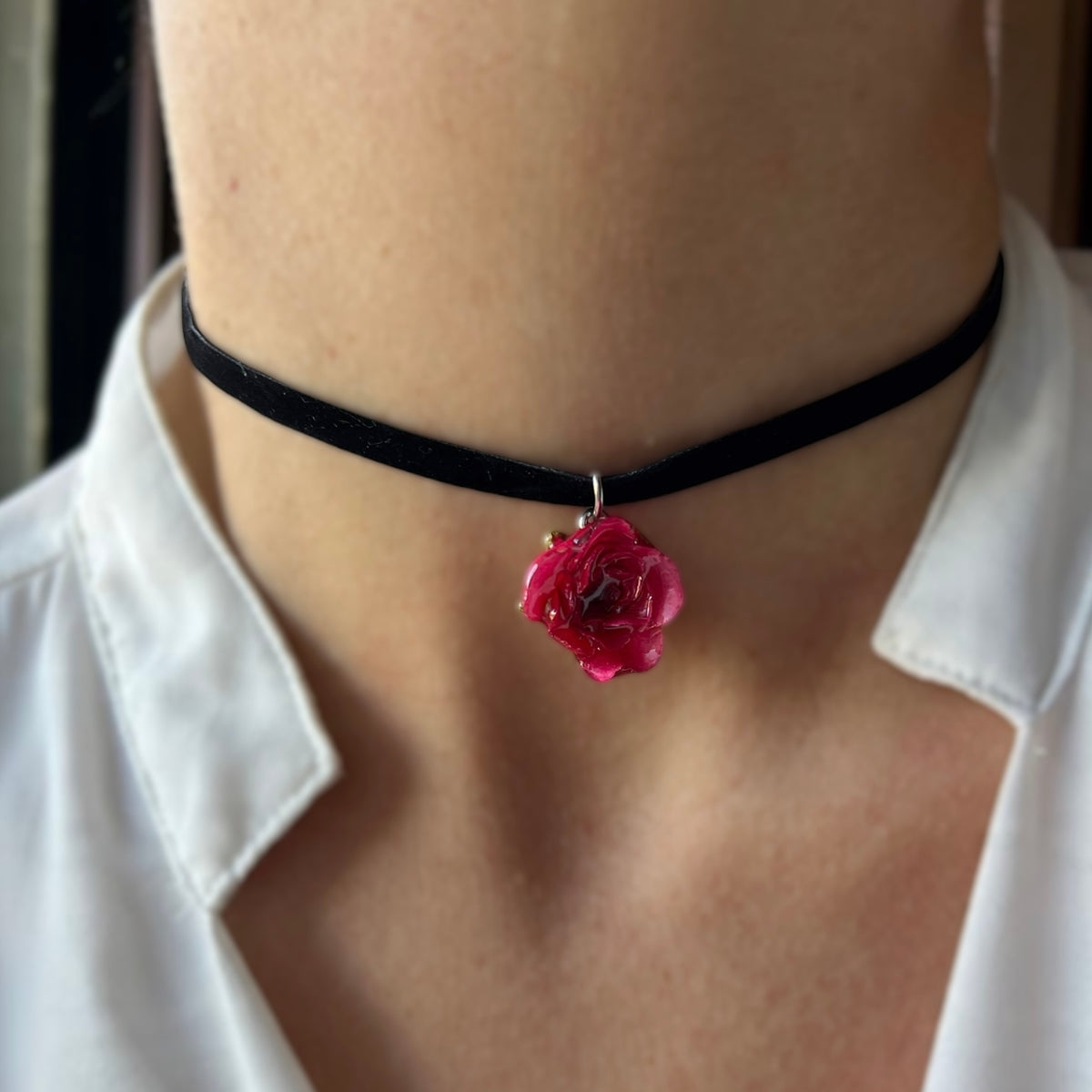 COLLANA CHOKER IN VELLUTO NERO CON BOCCIOLO DI ROSA VERA