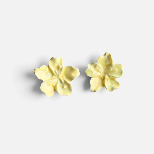ORECCHINI A BOTTONCINO MINI CON FIORI DI CILIEGIO GIALLI IN RESINA PREMIUM