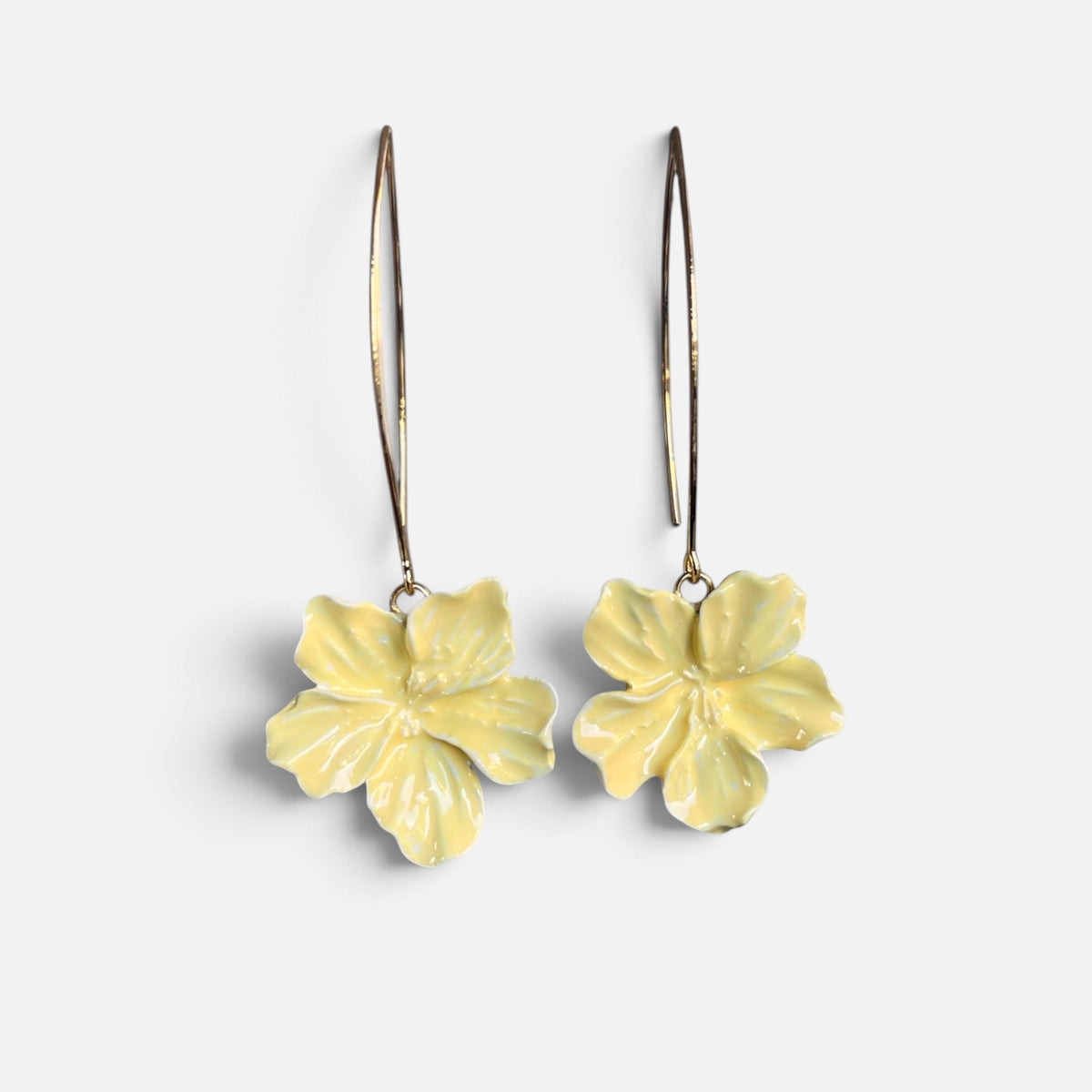 ORECCHINI PENDENTI CON FIORI DI CILIEGIO GIALLI IN RESINA PREMIUM