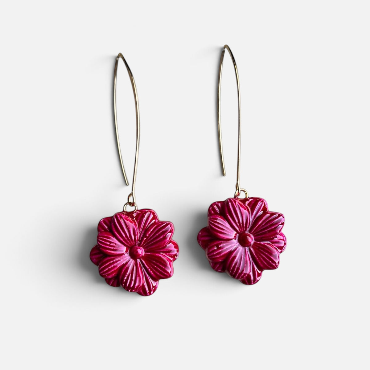 ORECCHINI PENDENTI CON FIORI DI GERBERA BORDEAUX IN RESINA PREMIUM