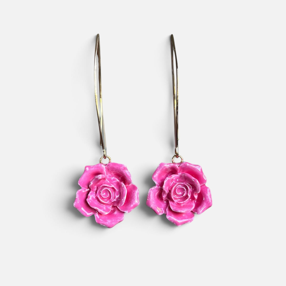 ORECCHINI PENDENTI CON FIORI DI ROSA DI COLORE ROSA PULP IN RESINA PREMIUM