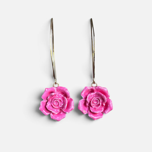 ORECCHINI PENDENTI CON FIORI DI ROSA DI COLORE ROSA PULP IN RESINA PREMIUM