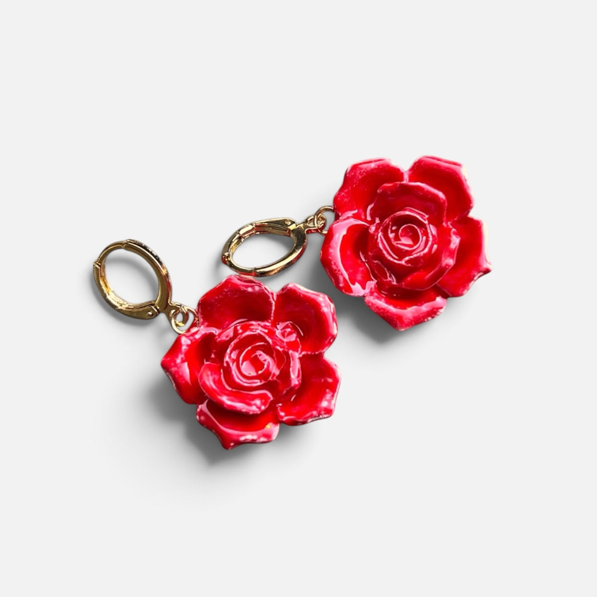 ORECCHINI PENDENTI CON FIORI DI ROSA ROSSA IN RESINA PREMIUM