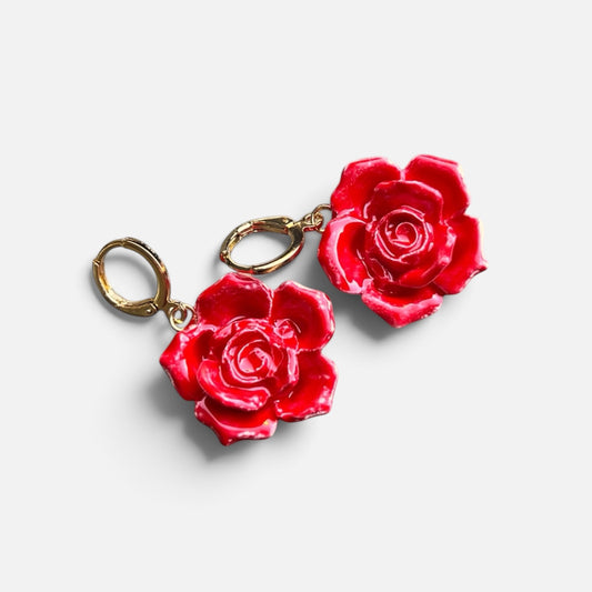 ORECCHINI PENDENTI CON FIORI DI ROSA ROSSA IN RESINA PREMIUM